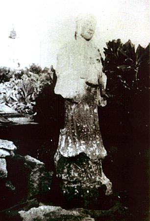 Bức tượng Vệ sĩ dân chài đảo Hoàng Sa đứng ở phía Tây Nam đảo Hoàng Sa, có thể xưa kia được đặt trong ngôi miếu cổ khi nhà Nguyễn dựng miếu năm 1835 đã thấy. 